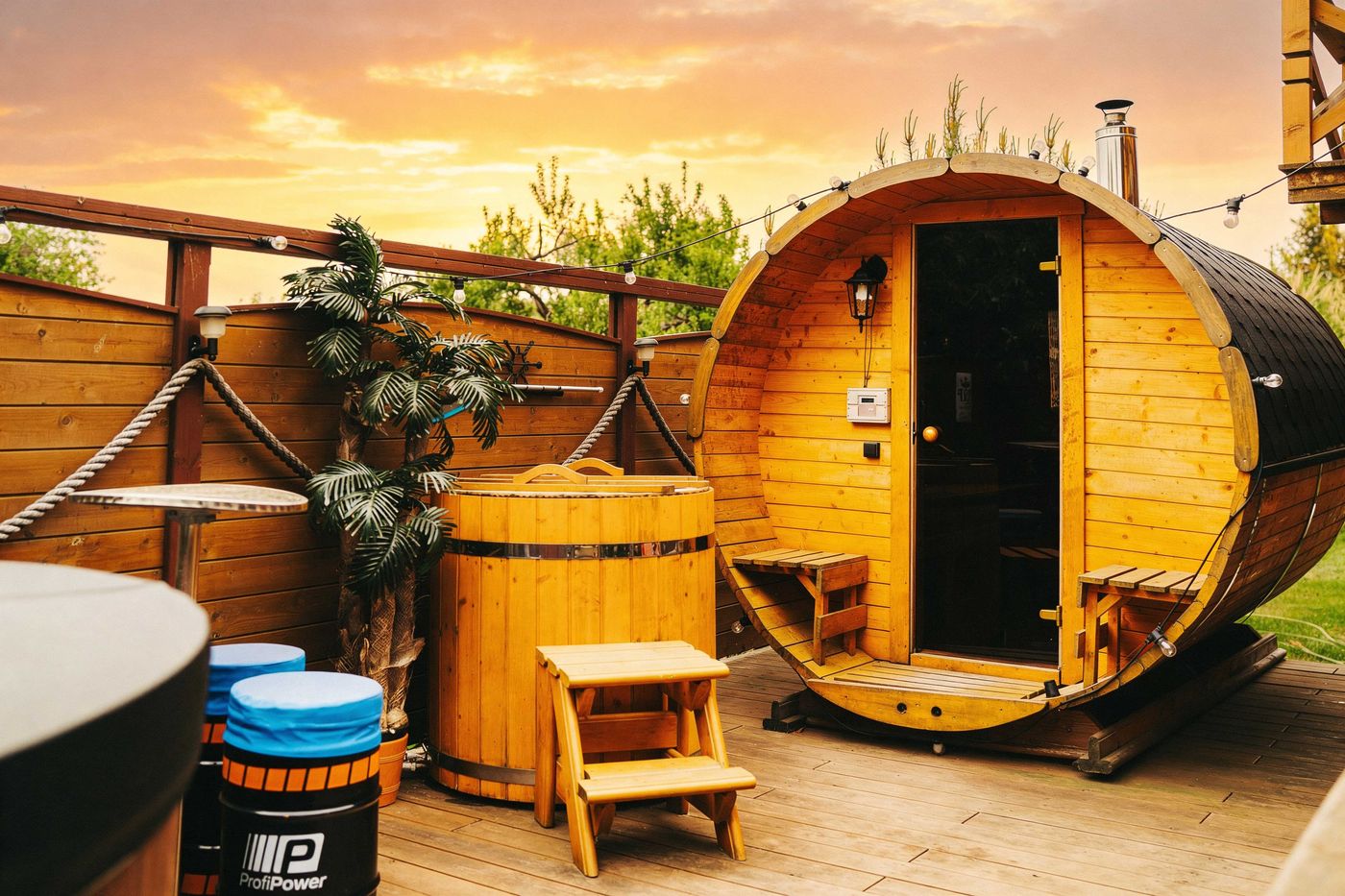 Drewniana sauna i balia w prywatnej strefie SPA